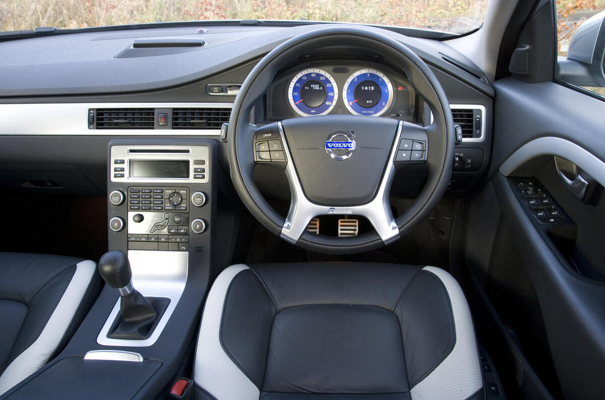 Volvo V70 v Skoda Superb