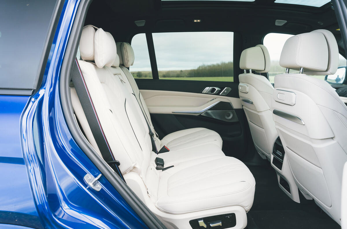 11 BMW X7 M60i RT 2023 rear seats 11 BMW X7 M60i RT 2023 rear seats