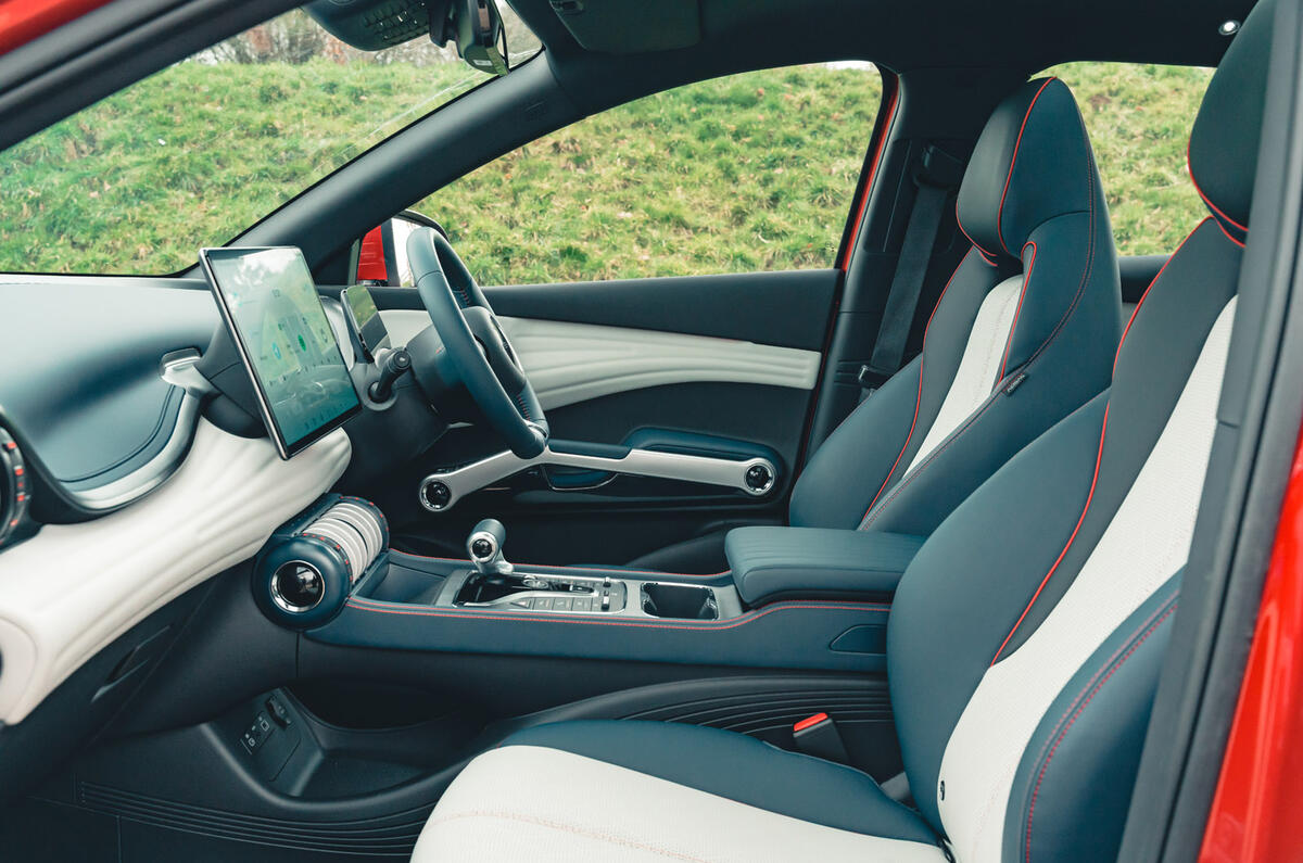 11 BYD Atto 3 RT 2023 front seats