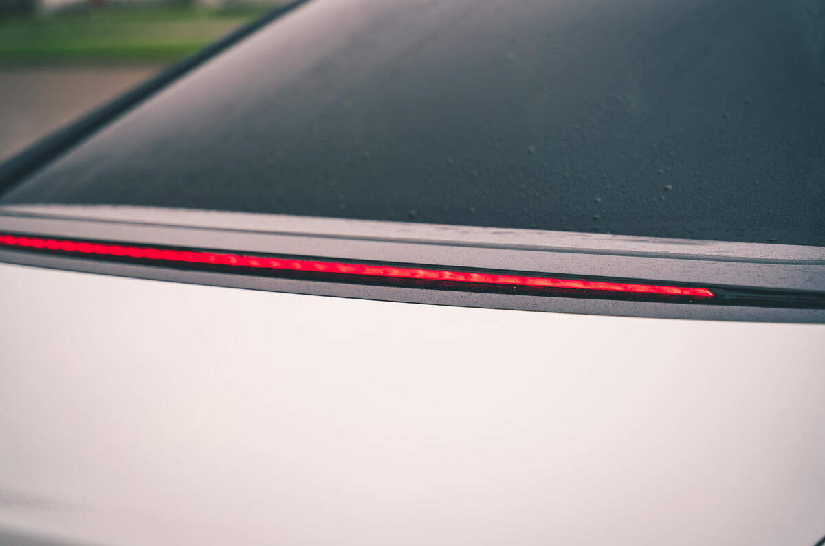 11 DS 9 2022 road test review rear light bar