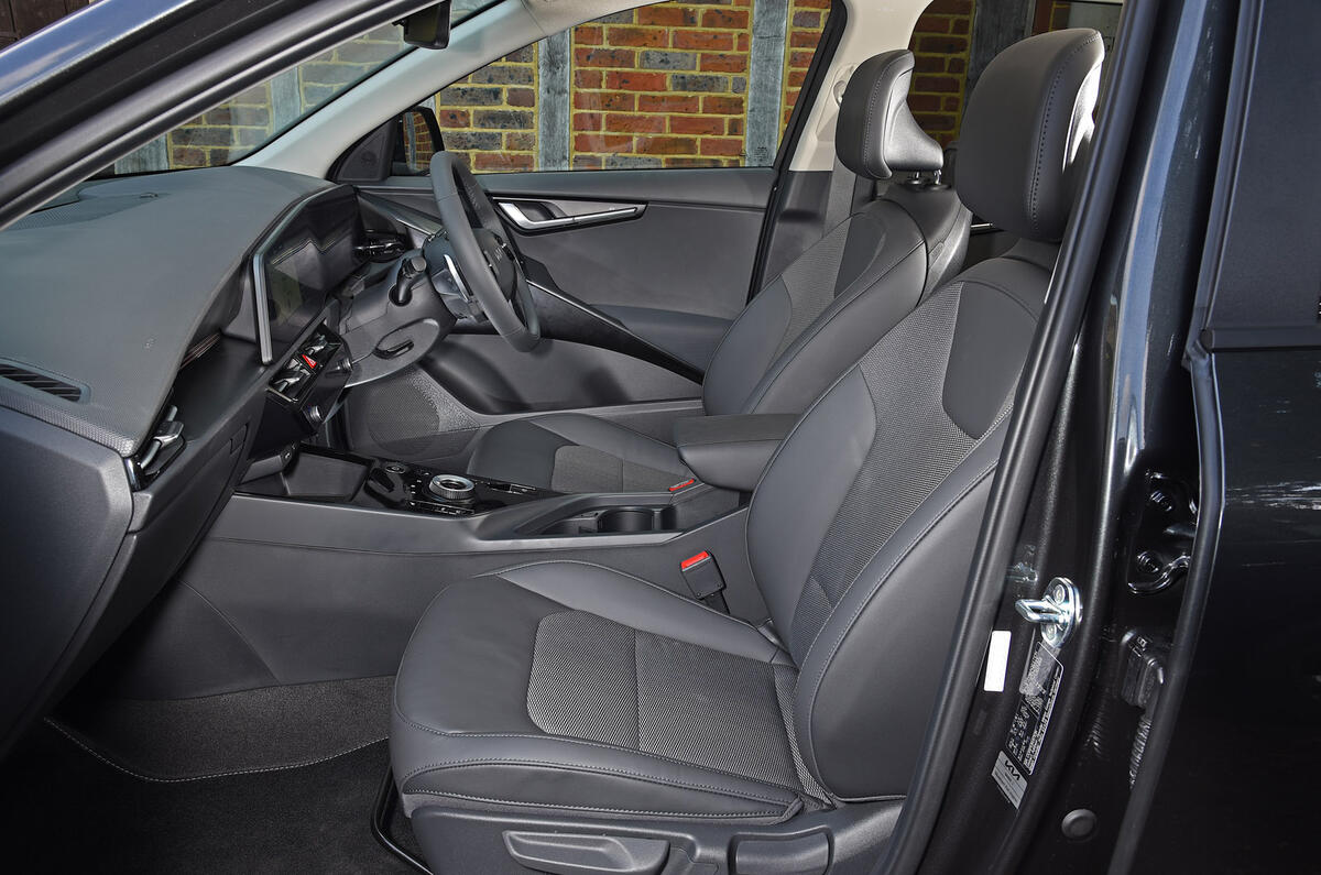 11 Kia Niro EV RT 2022 front seats