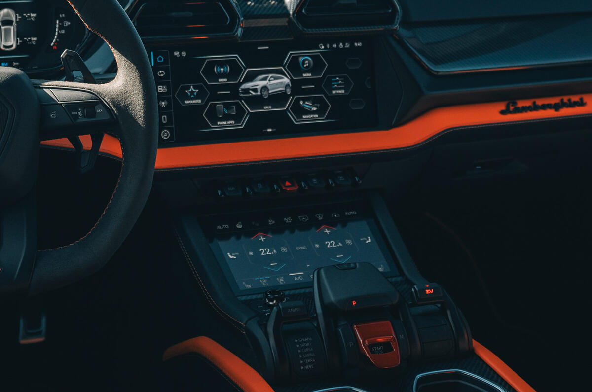 11 Lamborghini Urus SE 2024 review infotainment drive selectors 11 Lamborghini Urus SE 2024 review infotainment drive selectors