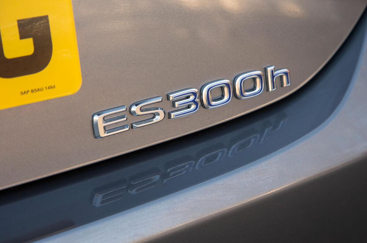 Lexus ES 2019 road test review - rear badge
