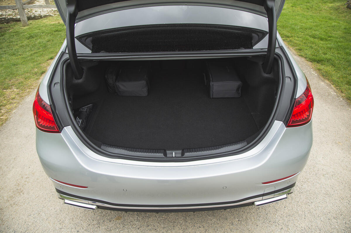 11 Mercedes C class C300e RT 2022 boot