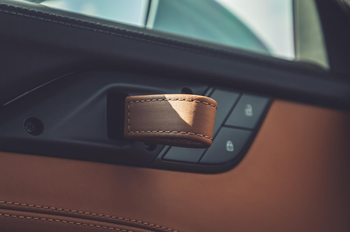 11 Porsche 911 S:T 2024 door pull 11 Porsche 911 S:T 2024 door pull