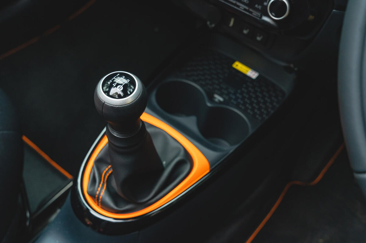 11 Toyota Aygo X RT 2022 gear lever