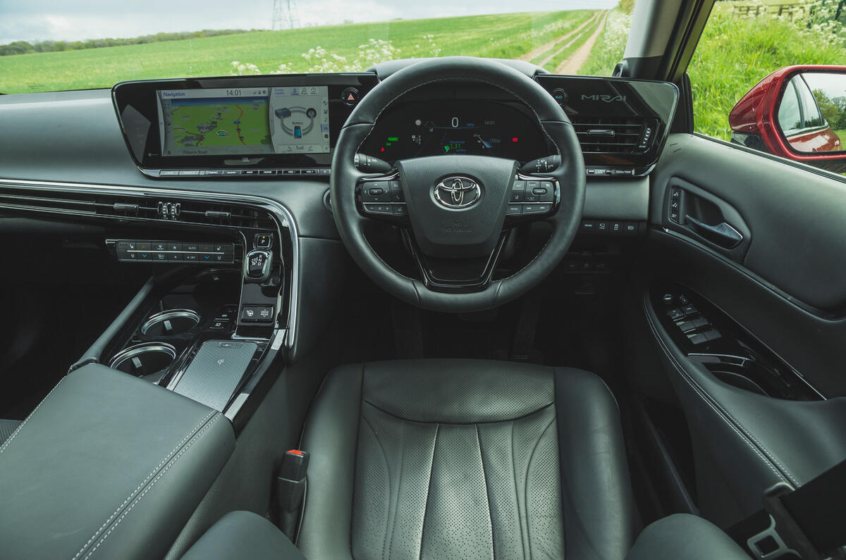 11 Toyota Mirai 2021 RT dashboard