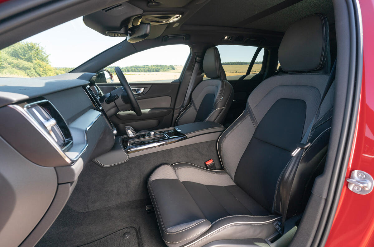 11 Volvo V60 PHEV RT 2022 front seats