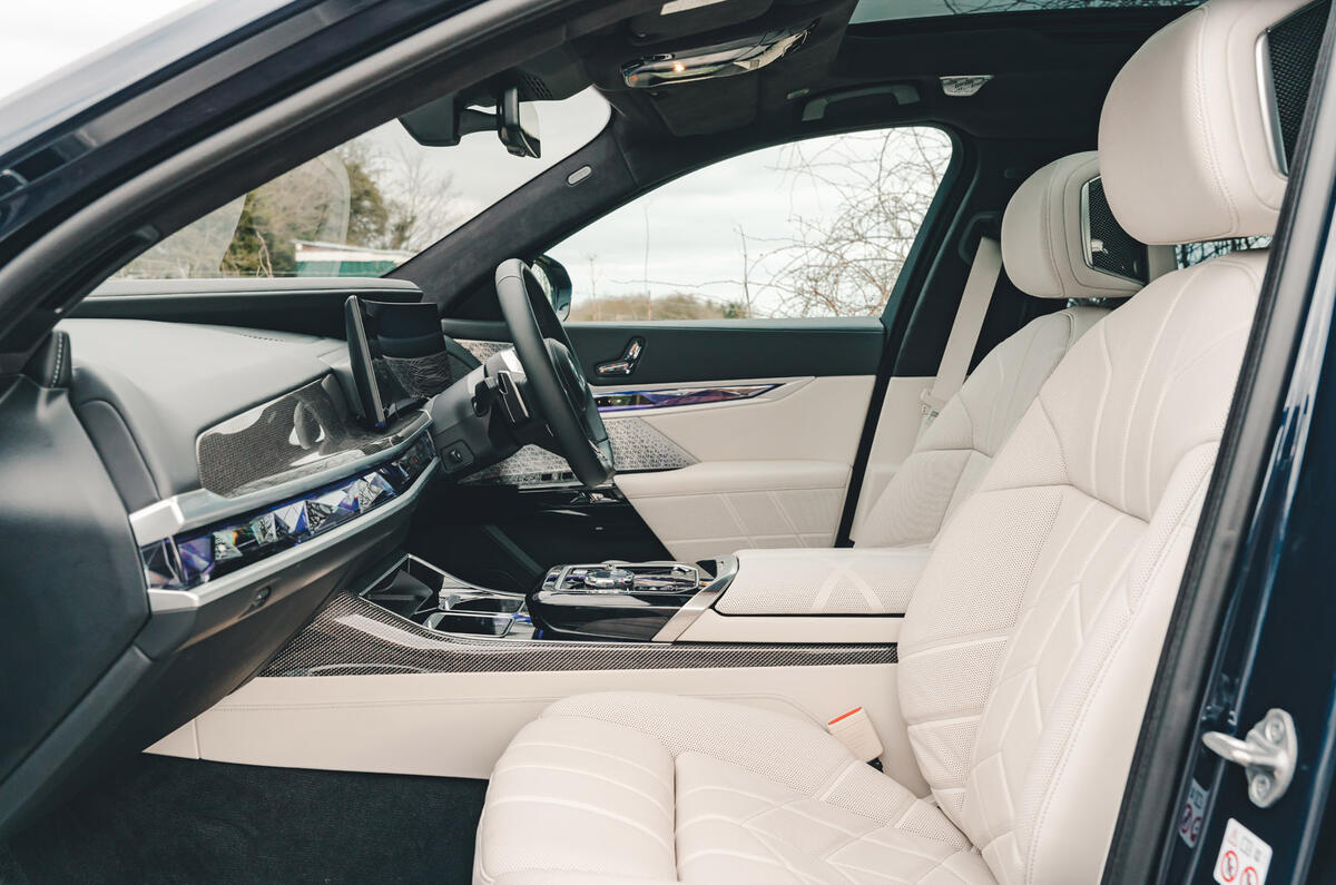 12 BMW I7 RT 2023 front seats