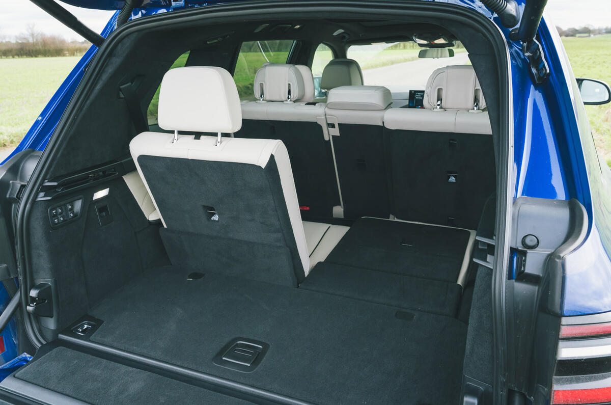 12 BMW X7 M60i RT 2023 third row seat 12 BMW X7 M60i RT 2023 third row seat
