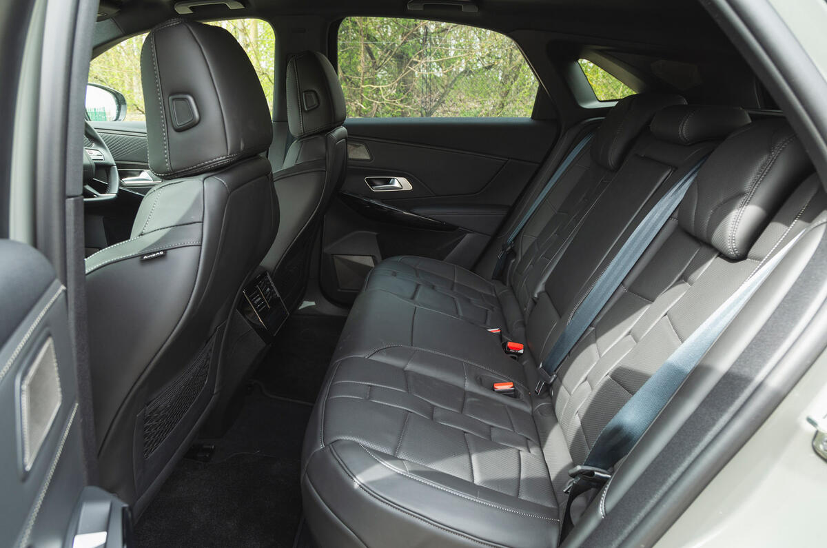 12 DS 7 E Tense 4x4 360 2023 RT rear seats