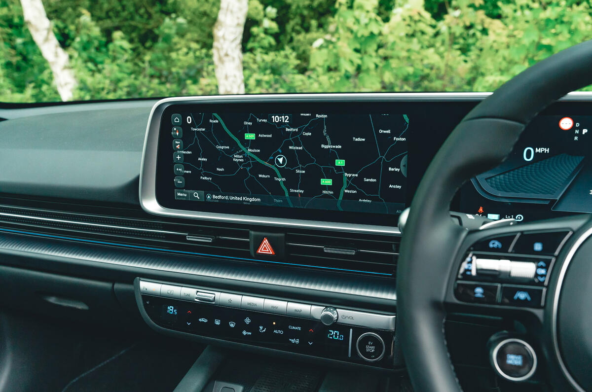 12 Hyundai Ioniq 6 RT 2023 infotainment