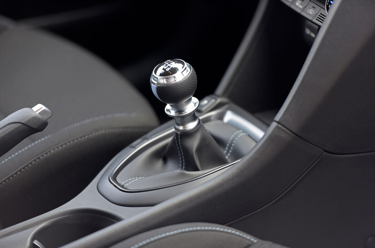 Hyundai Veloster N 2018 review - gearstick