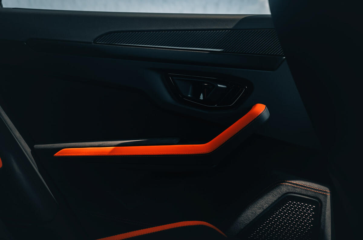 12 Lamborghini Urus SE 2024 review door panel 12 Lamborghini Urus SE 2024 review door panel