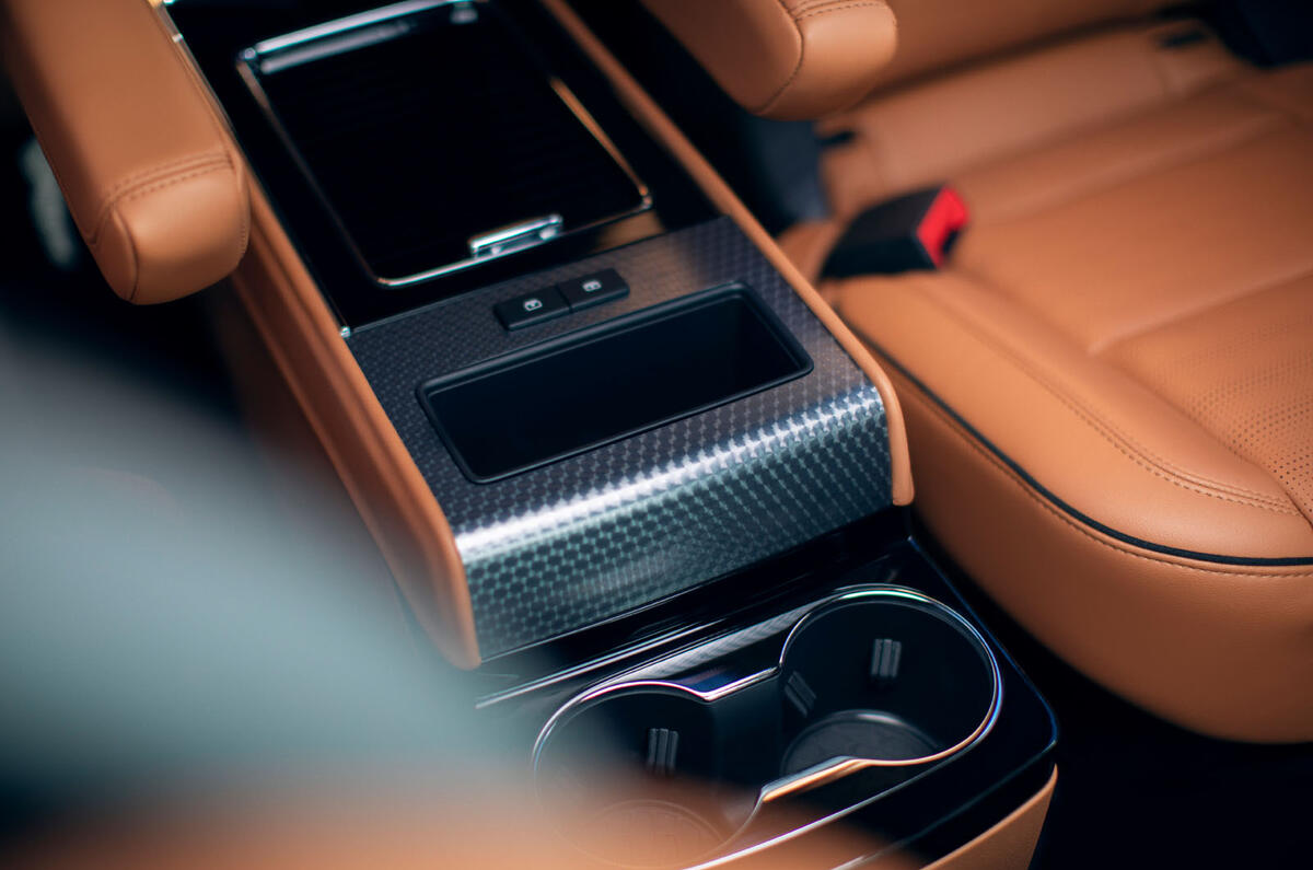 Lincoln Aviator 2020 road test review - middle row cupholders Lincoln Aviator 2020 road test review - middle row cupholders