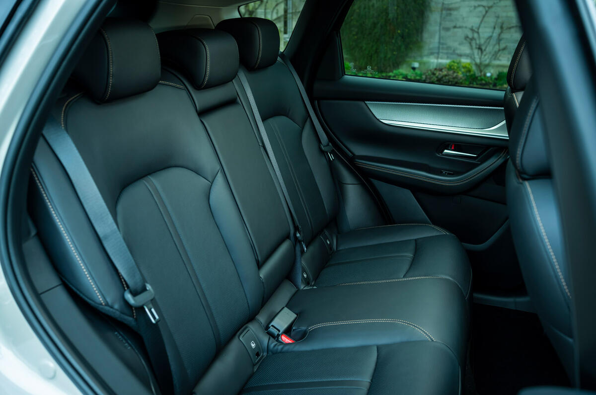 12 Mazda CX60 RT 2023 rear bench