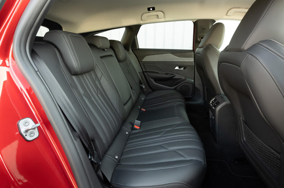 12 Peugeot 308 SW 2021 first drive rear seats 12 Peugeot 308 SW 2021 first drive rear seats