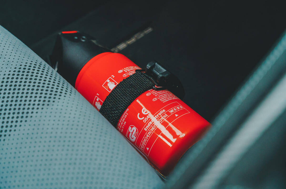 12 Porsche Cayman GT4 RS RT 2022 fire extinguisher