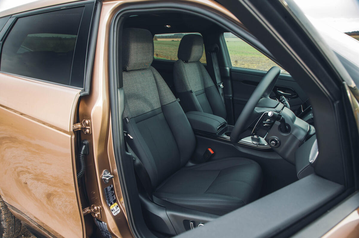 12 Range Rover Evoque RT 2024 front seats