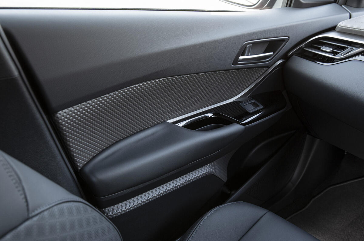 12 Toyota C HR 2021 RT interior trim