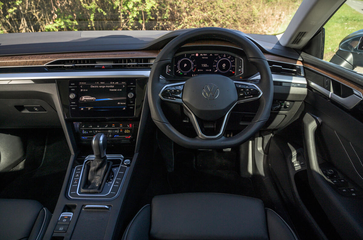 12 Volkswagen Arteon Shooting Brake 2021 RT dashboard