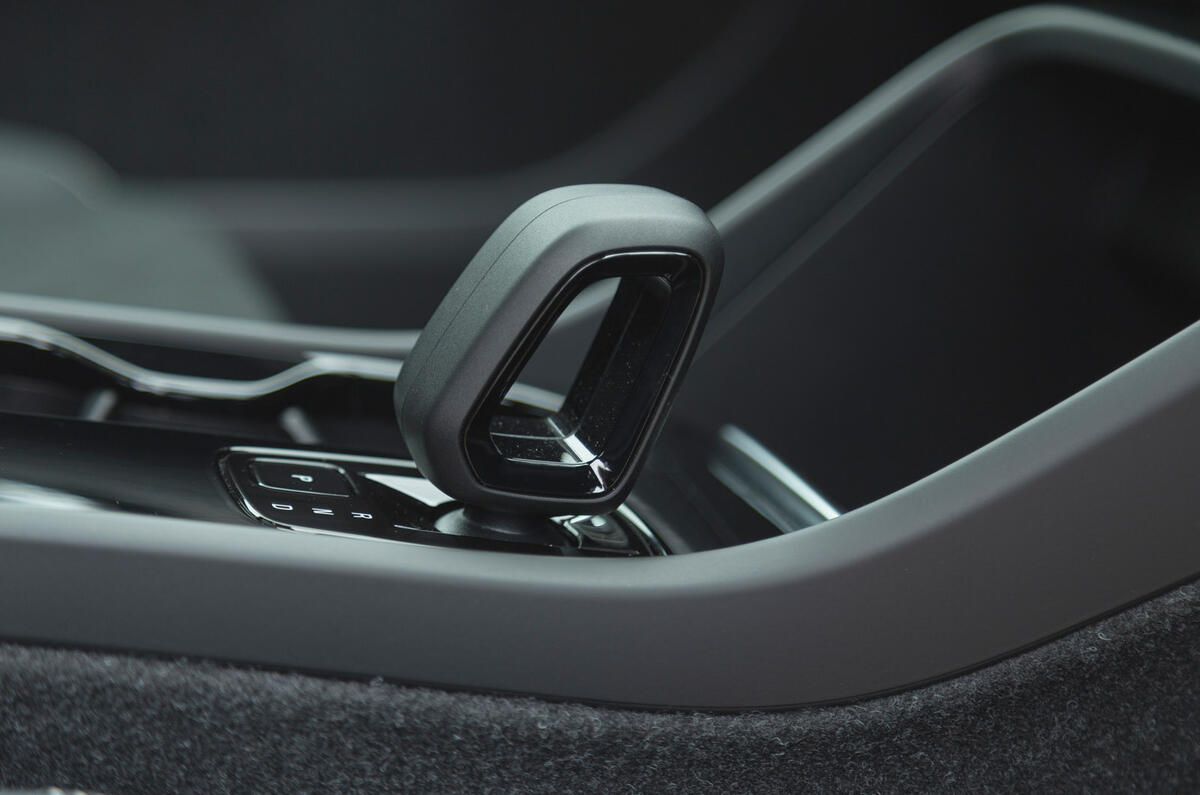 12 Volvo C40 Recharge RoadTest 2022 gearselector
