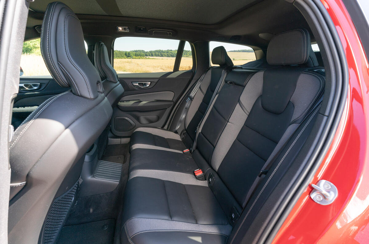 12 Volvo V60 PHEV RT 2022 rear seats