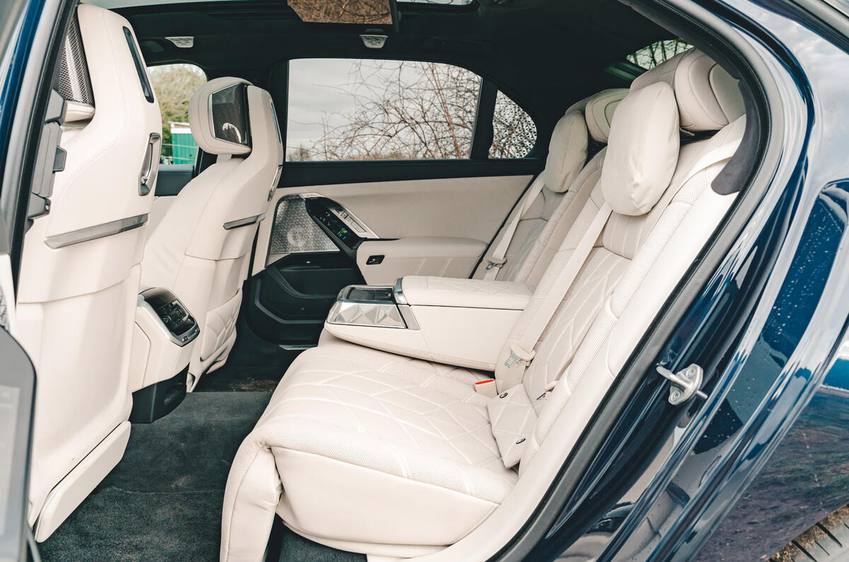13 BMW I7 RT 2023 rear seats standard
