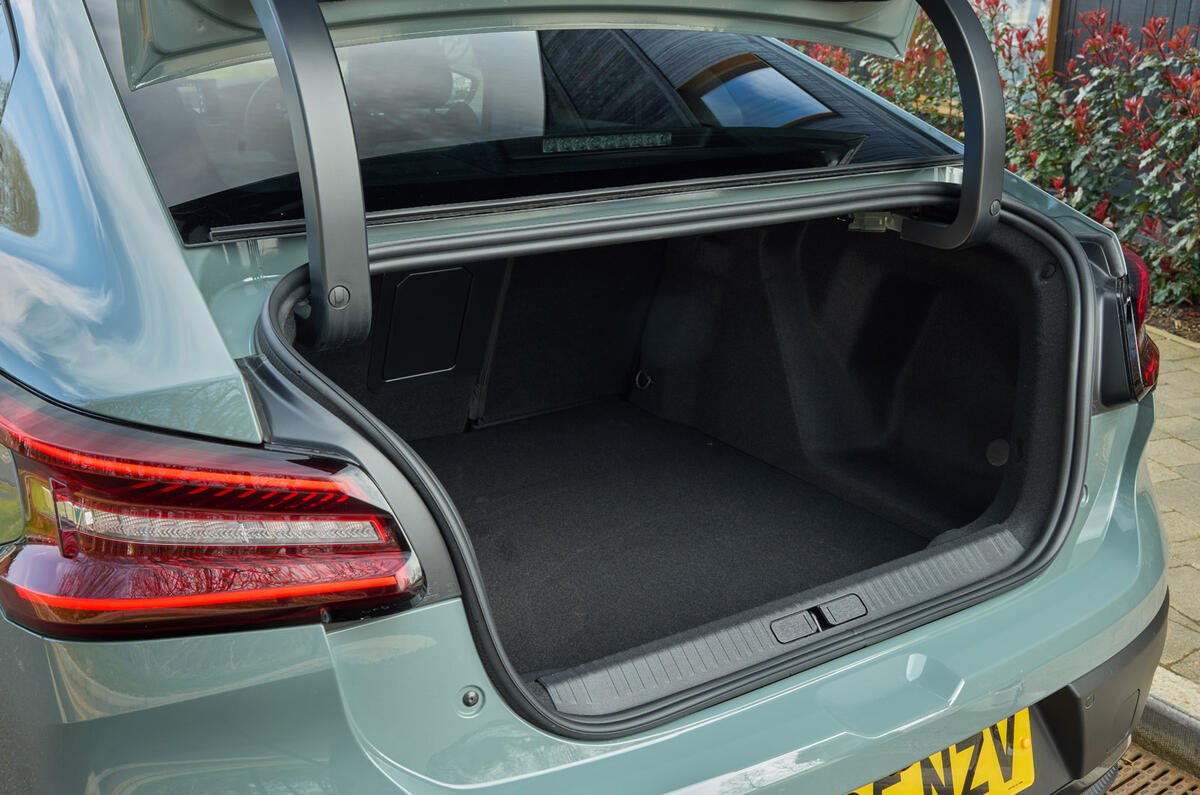 13 Citroen e C4 X 2025 review boot saloon 13 Citroen e C4 X 2025 review boot saloon