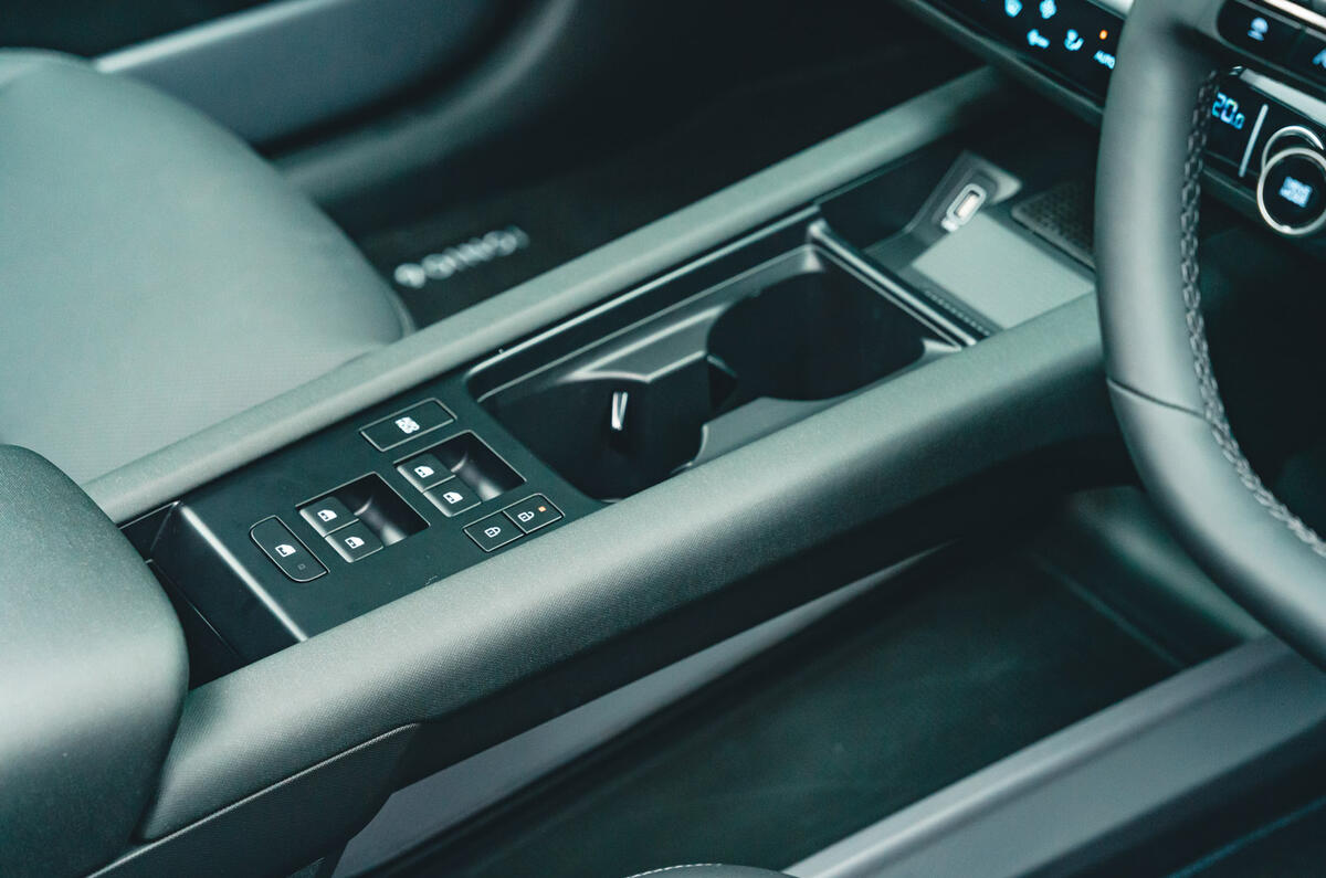 13 Hyundai Ioniq 6 RT 2023 centre console window switches