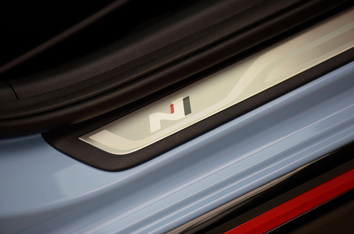 Hyundai Veloster N 2018 review - kickplates