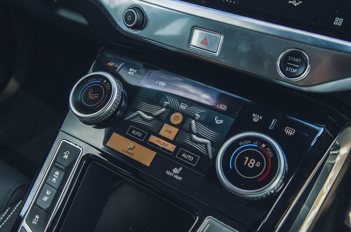 13 Jaguar i Pace Sport 400 RT 2023 commandes de climatisation