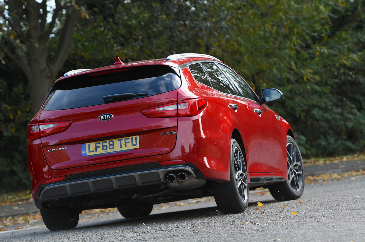 Kia Optima Sportswagon 2018 review - cornering rear