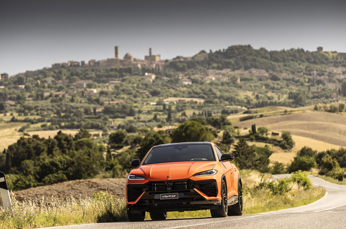13 Lamborghini Urus SE IV 2024 review front driving performance 13 Lamborghini Urus SE IV 2024 review front driving performance