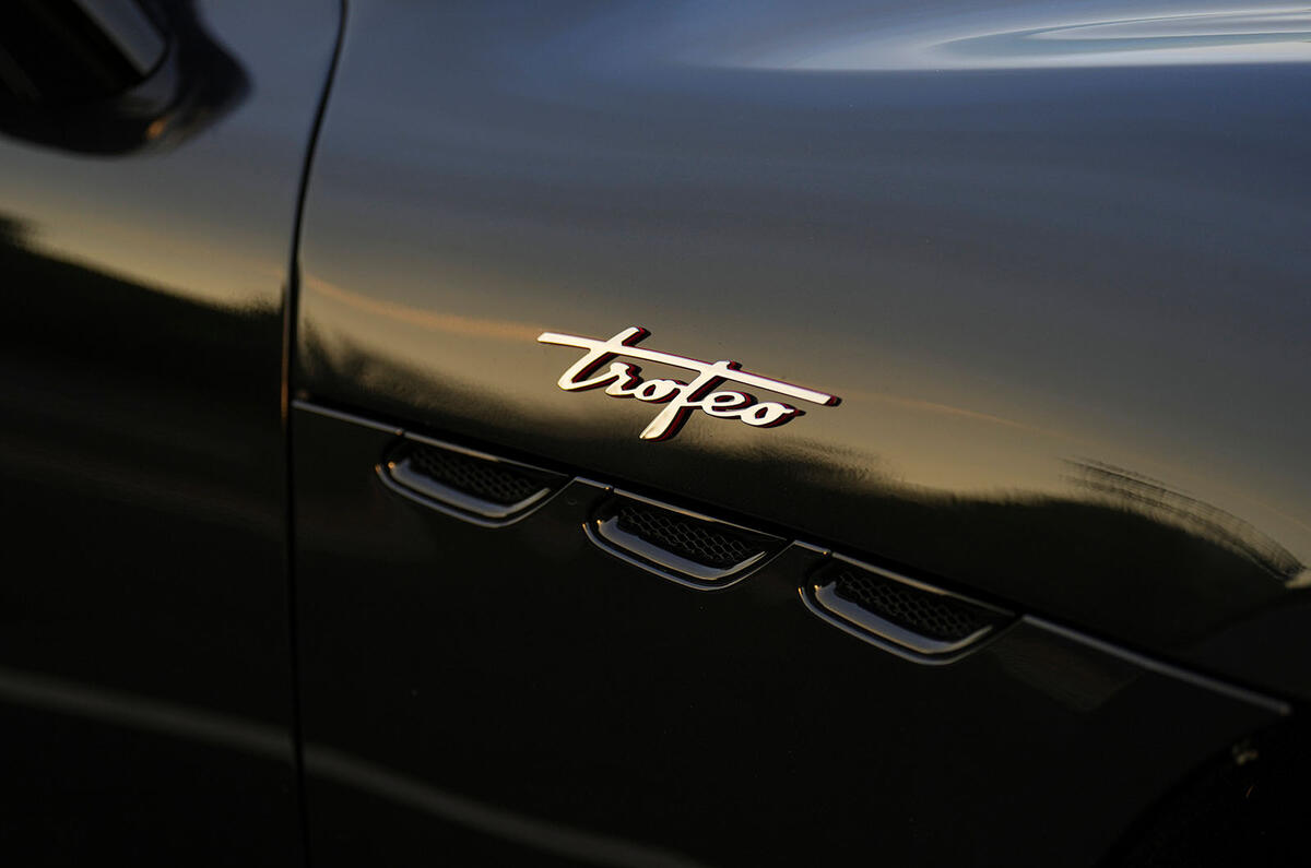 13 maserati granturismo trofeo uk review 2023 06 badge