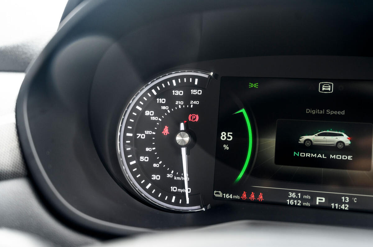 MG 5 SW EV 2020 Road test review - dials