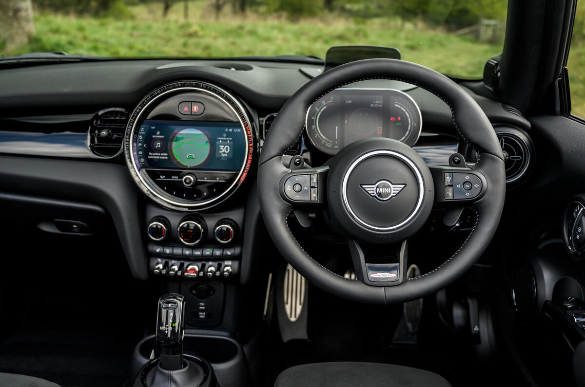 13 Mini Convertible 2021 RT dashboard