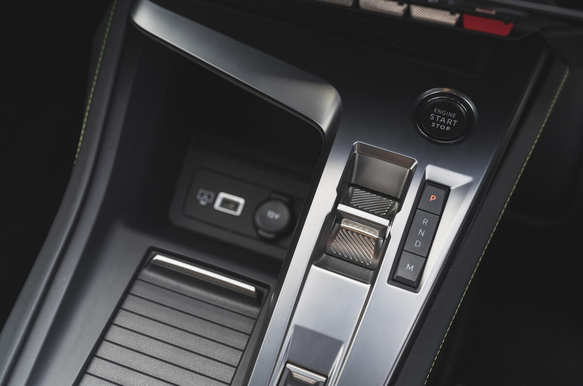 13 Peugeot 308 RT 2022 gearshift usb