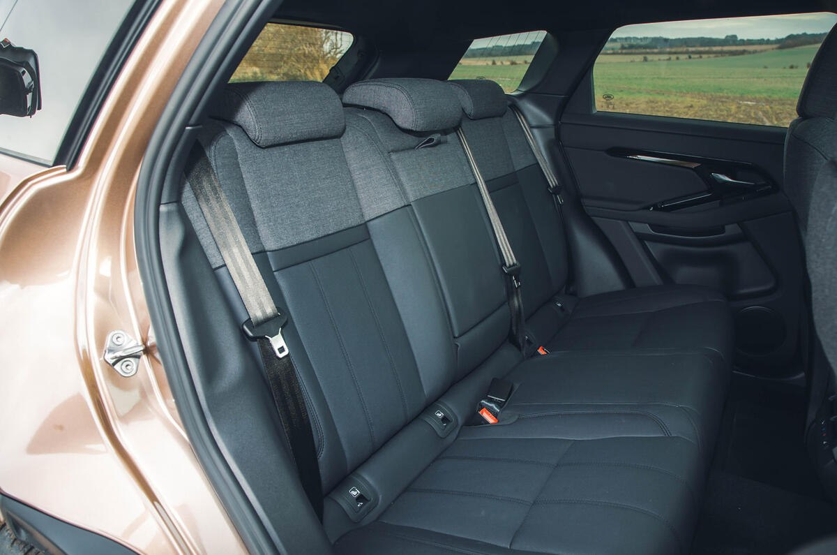 13 Range Rover Evoque RT 2024 rear seats