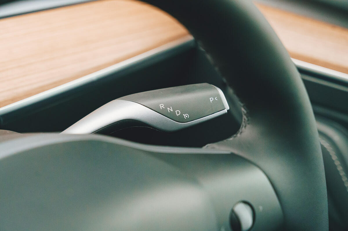 13 Tesla Model Y 2022 : essai routier du sélecteur de vitesse