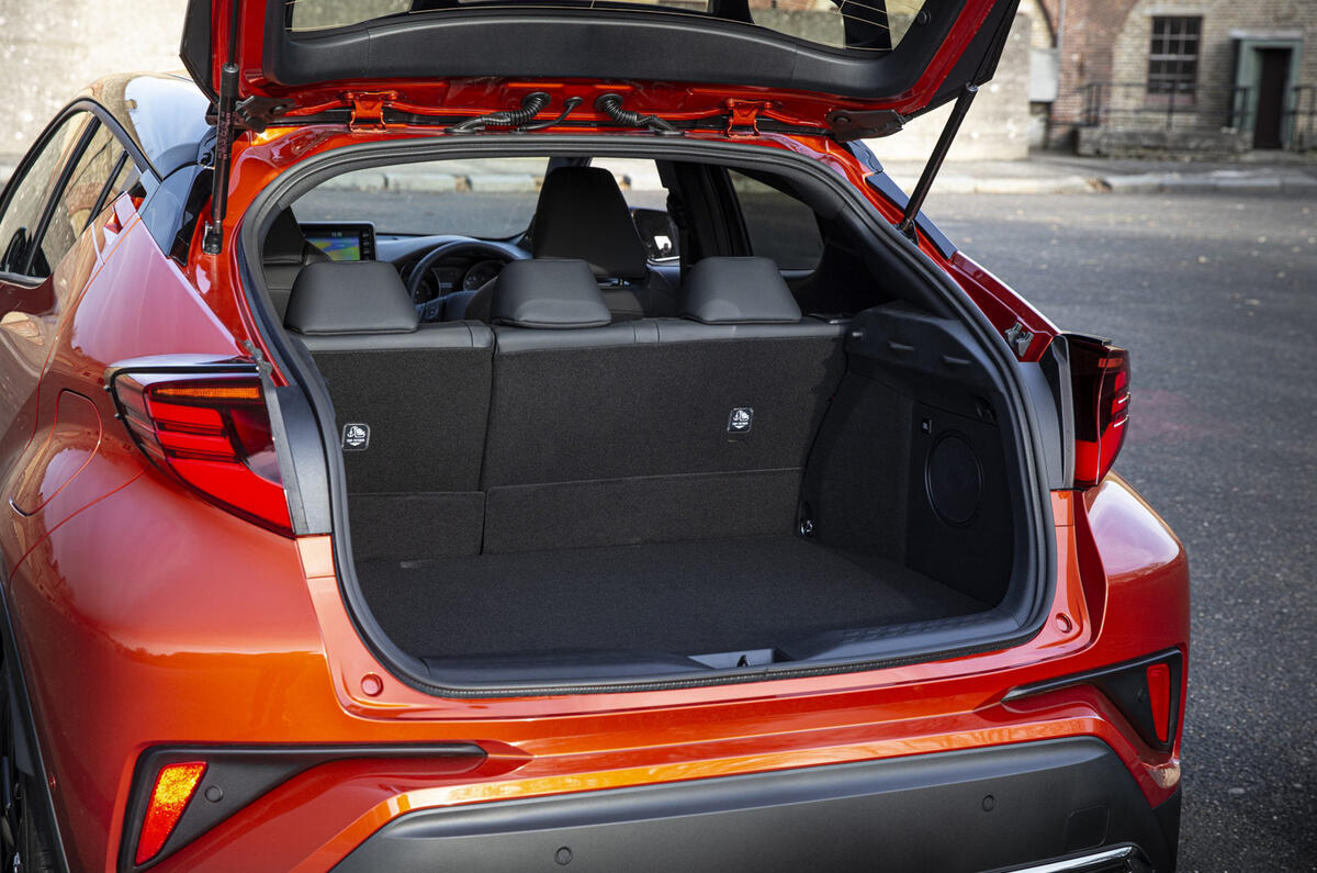 13 Toyota C HR 2021 RT boot