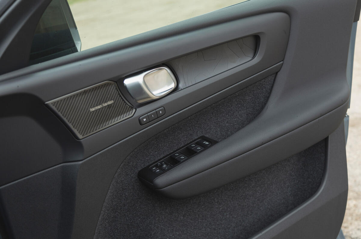 13 Volvo C40 Recharge RoadTest 2022 doortrim
