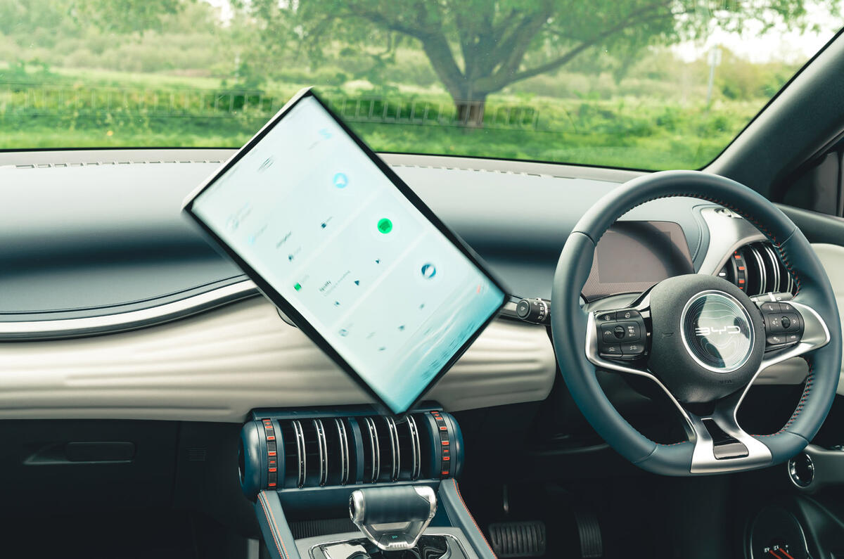 14 BYD Atto 3 RT 2023 infotainment screen rotating