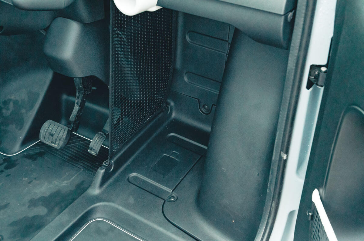 14 Citroen Ami RT 2023 footwell