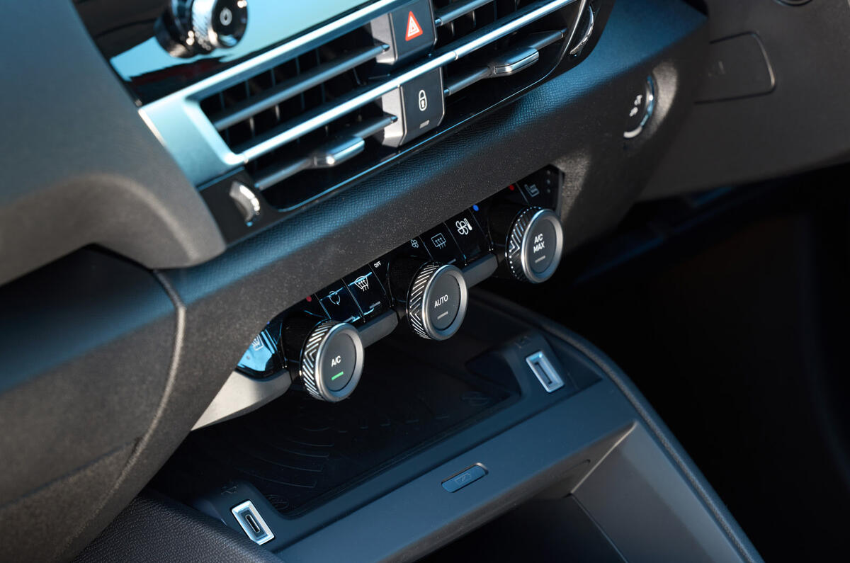 14 Citroen e C4 X 2025 review hvac switches 14 Citroen e C4 X 2025 review hvac switches