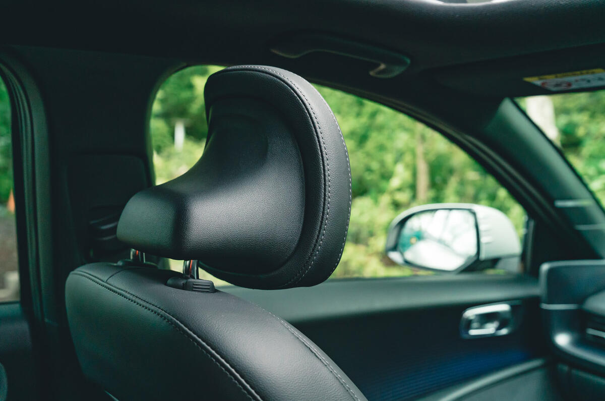 14 Hyundai Ioniq 6 RT 2023 headrest