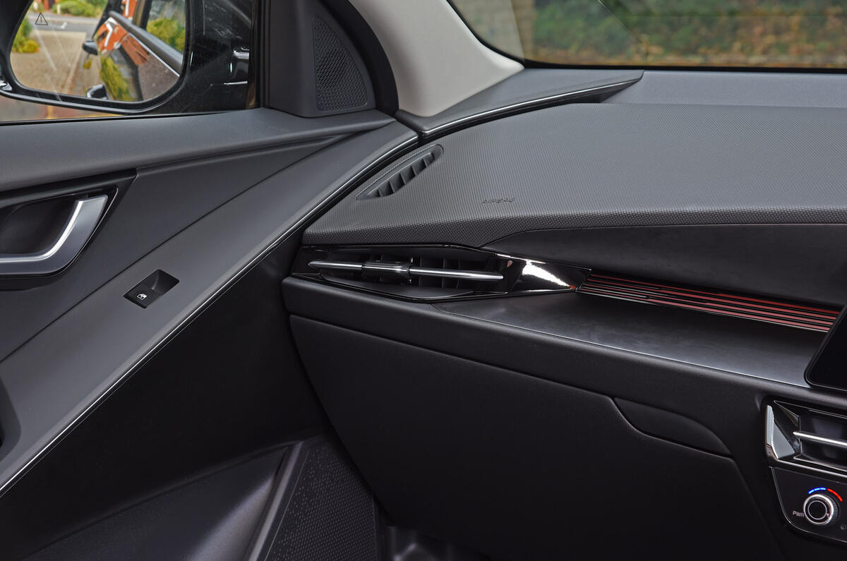 14 Kia Niro EV RT 2022 trim materials