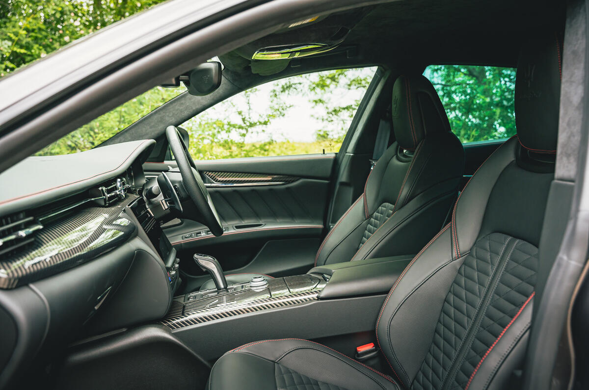 14 Maserati Quattroporte trofeo 2021 RT cabin