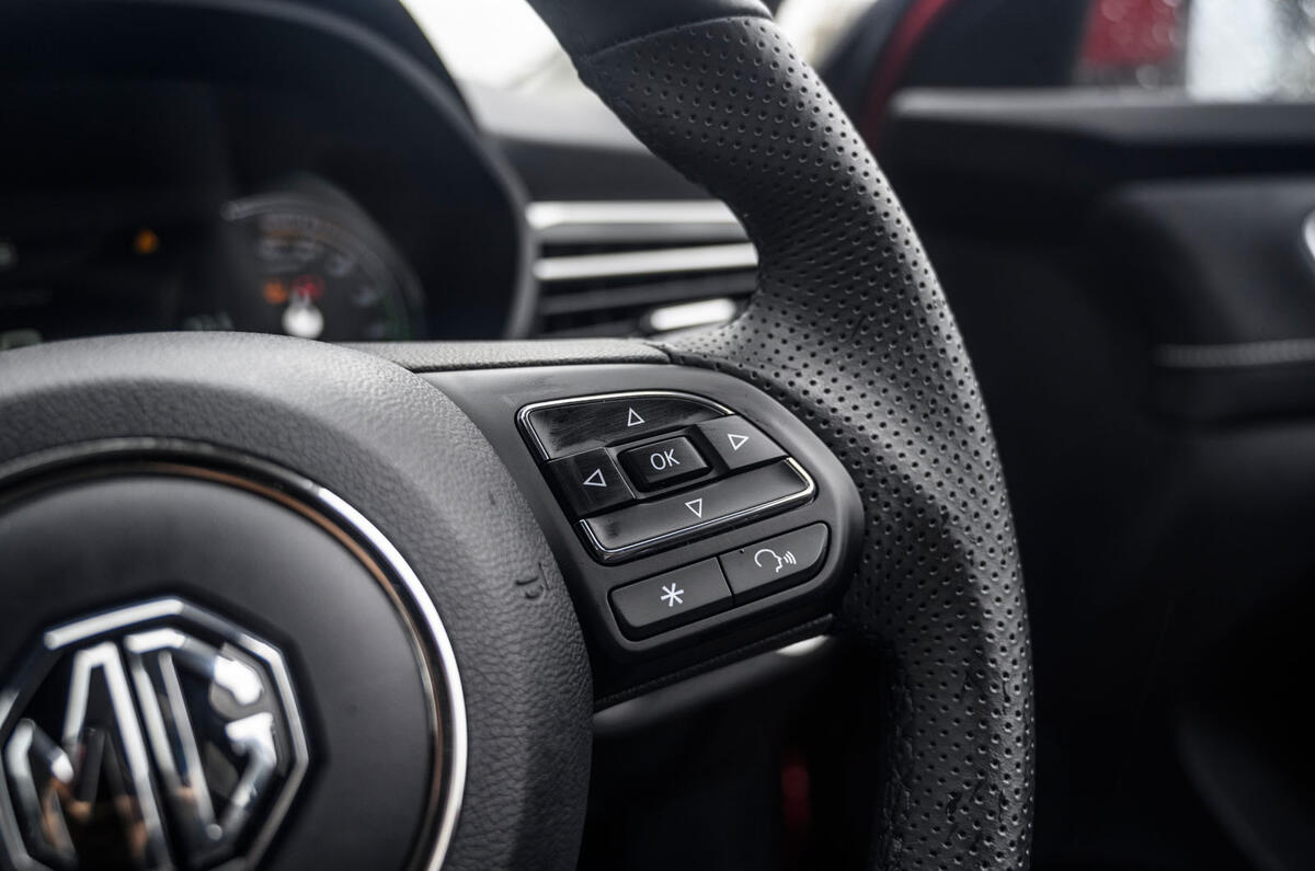 MG 5 SW EV 2020 Road test review - steering wheel