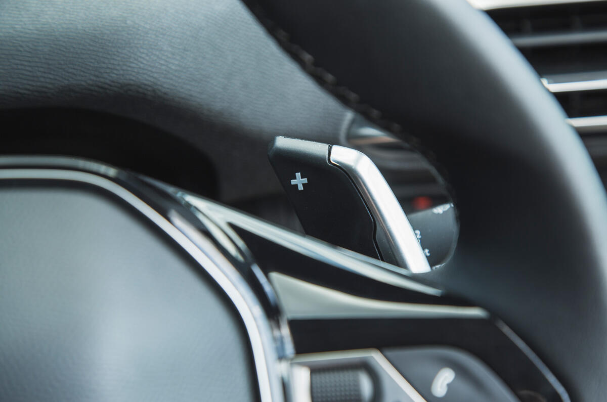 14 Peugeot 3008 2021 RT paddle shifters 14 Peugeot 3008 2021 RT paddle shifters